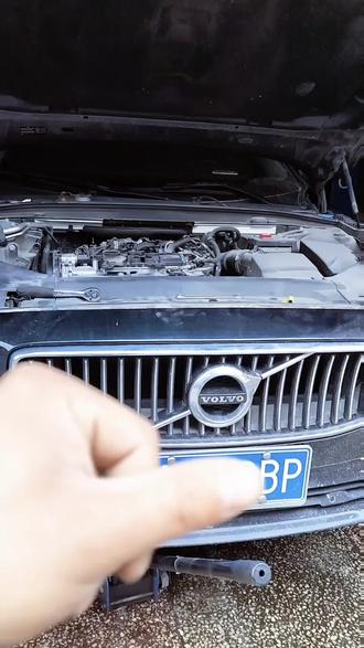 #抖音记录修理工的日常 #撸车日常 #专业的事交给专业的人 #沃尔玛s90
沃尔沃s90行驶10万公里更换正时,惰轮,张紧轮