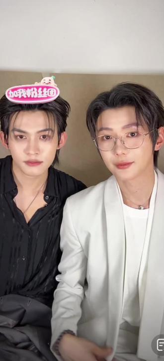 关于“拆拆拆”
#郝熠然 #云旗
关于这段拆不拆cp的对话,云旗的表情真的很好品,他反问普普,“什么拆不拆”的时候,就是一直盯着普普,然后再次问普普“所以呢”,普普回应“肯定不会啊”,小孩哥就是嘴角咧开了,普普让直播间的人见证他们不会拆的时候,小孩哥的表情又是一脸傲娇,最后说出一句非常霸总式的发言“在想什么啊,我们连番外都没拍呢”
我当时在想,应该是上皮在回应了,但是我又想这段小孩哥的反应真的非常自然,一套表情丝滑如“巧克力,加之小孩哥前半段冷脸的态度真的和官博发的那个花絮里面,小孩哥冷脸差不多,以及小孩哥演技的问题,我现在又觉得不是上皮了,所以这里蛮好嗑的。
话又说回来,就算是上皮了,那又能怎么样,我只会夸你们敬业,真心换真心!