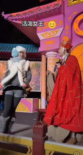 2.13闫东 女儿国互动第二位女王,东东又宠粉了,俩人 舞蹈跳滴妖娆嘎嘎好看,美女有个当女王的梦,本来今天着急下班园里团建,东东让美女的梦实现了 演一把女王!超级👍👍👍