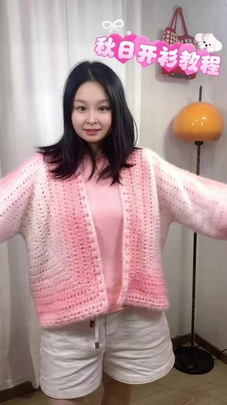 #秋天的第一件开衫 #开衫教程 #毛衣教程 秋天的第一件毛衣,秋意渐浓,一件手作开衫,满含温柔温度。针法简单,零基础新手小白也可以轻松上手,可以织给家人,把暖意编织其中。
第一集:六边形部分