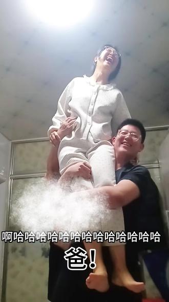 我妈说给我俩一人50,让我俩试试网上的坐肩膀上拍照#这个动作有点难 #肩膀顶一切挑战