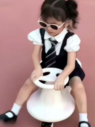 也太可爱了吧 萌炸了 儿童飞鹤妞妞车双人防侧翻带推把带拖斗大人可坐摇摆溜溜车。