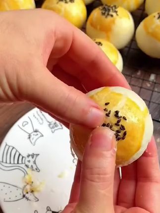 还在纠结买什么月饼吗?快来试试这个比比赞家的蛋黄酥礼盒!它的外皮酥脆掉渣,内馅丰富多样,一口咬下去超满足!而且它家非常注重食品安全,每一个都是精心制作而成的,让你吃的安心。这么好吃的蛋黄酥礼盒,无论是自己吃还是送人都很合适哦!赶紧点击下方链接购买吧!