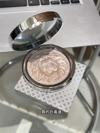 啊啊啊,狮子头高光的大羊毛!哪里不亮提哪里,细腻粉质不飞粉,上脸就是清透自然的水光肌妆效!!!#美妆 #平价彩妆 #高光修容 #高光修容盘推荐