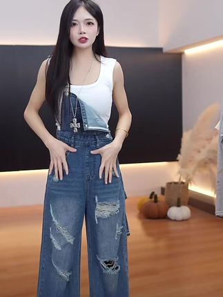 美式复古破洞牛仔背带裤女夏2025薄款新款设计感宽松小个子直筒裤#身材挑战 #破洞牛仔裤 #时尚休闲背带裤 #直筒牛仔裤 #减龄显瘦穿搭