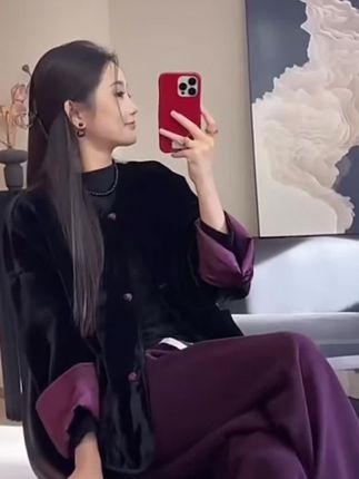 谁说胖女生不适合穿汉服?那是你没有看到这套新中式国风套装!它是专门为微胖姐妹设计的,上身效果超赞,一点也不显臃肿,不管是日常出行还是拍照打卡都超级合适。衣服版型很正,穿上就像变了一个人似的,而且面料舒适透气,一年四季都能穿,喜欢就赶紧下单吧!