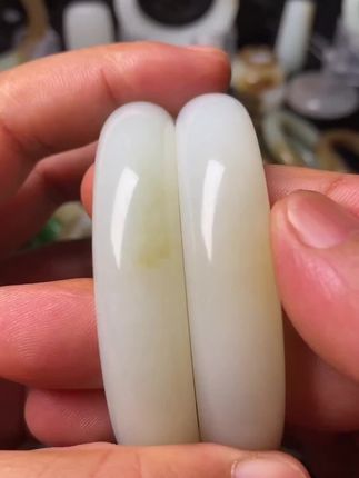 和田玉手镯,手腕上的自然之美! 姐妹们!这个手镯真的太好看了吧!!!喜欢就赶紧冲啊~#好物推荐🔥#和田玉#手镯#和田玉手镯#玉镯