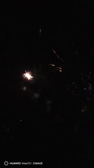 天空閃過燦爛花火 和你不再為愛奔波#烟花