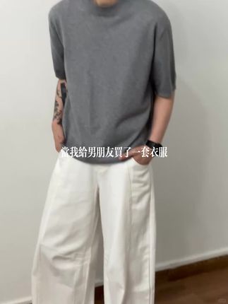 啊啊这一身的韩系快溢出屏幕了。。 黑➕灰➕白 永远都不会出错 啊啊这一身的韩系快溢出屏幕了。。黑➕灰➕白 永远都不会出错的搭配真的有被这一身干净到!!慵懒又松弛的感觉拿捏住了!男女生都可以穿的一套!超级有质感#ootd穿搭 #高级感穿搭 #高质感穿搭 #夏季穿搭
