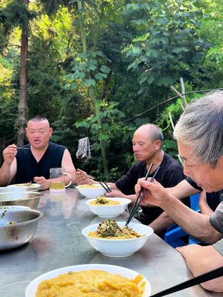 我的原望是要把大山里的农产品推出大山,十三岁走出大山打工,二十载奋斗从白手起家到不断与命运叫板,跌跌撞撞走过不惑之年,曾一度沉浸在过去的辉煌中 慨叹,人情冷暖世态炎凉然负债累累,不敢有丝毫的懈怠与停顿,我选择了勇敢面对!不披荆斩棘,怎能所向披#小河罐罐鸡 #吕河罐罐鸡 #陈平安 #陈平安家庭农场 #陈平安烤猪