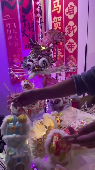 介绍两款咱家眼镜嘴巴能动的醒狮灯笼,一款上下抖动眼睛能动,一款靠提拉绳子可以眼睛动,都非常漂亮#醒狮 #手工diy #非遗醒狮 #灯笼