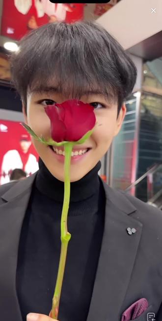 这是谁家的洗衣粉儿呀 这个小健太萌啦 一直学姐姐说话@马维健 @悲伤的直男 @养个月亮吧🌙 #马维健 #一日店长