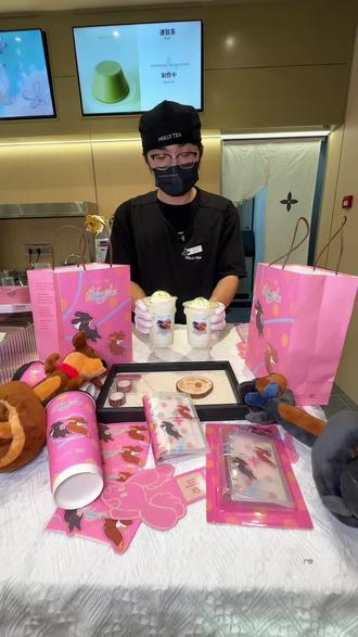 茉莉奶白新品蜜瓜系列上新啦,这次联名的周边萌翻了! #茉莉奶白 #茉莉奶白东方摩登茶 #茉莉奶白蜜瓜新品 #茉莉奶白ROSYDOEDIAN联名#奶茶自由