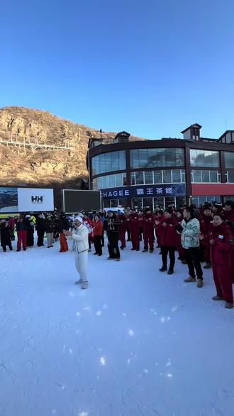 崇礼的雪友们为了顶门也是拼了~
万龙罗总,快把门打开! @播種幸福
#崇礼 #滑雪 #万龙滑雪场 #顶门 #双板滑雪