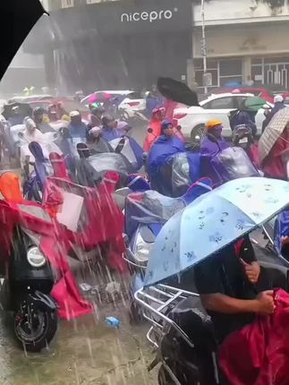 现在下雨天出门不怕鞋子湿漉漉的了,这种防水鞋套真的很方便,耐磨防滑真的好用#防水鞋套#防雨鞋套#雨天出行#下雨必备 #养殖场专用
