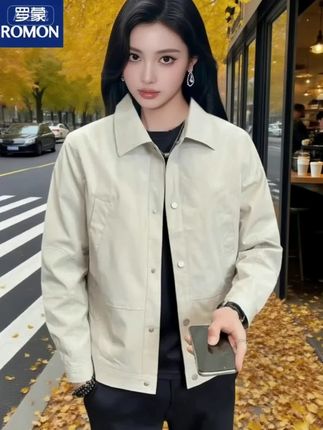 罗蒙男士轻商务工装夹克   罗蒙这款春秋夹克,完美平衡商务与休闲!时尚工装翻领利落有型,轻商务设计不挑场合。精选面料挺括舒适,适配春秋穿搭。不管是职场通勤还是日常出街,搭衬衫或T恤都超合适,轻松穿出潮男质感,帅气又不失格调!#时尚搭配服装 #夹克外套男 #商务休闲男装 #春秋夹克男 #翻领设计@抖加🔥上热门🔥dou+🔥热点宝