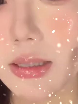 姐妹们,这个高光棒真的太适合懒人了吧!它是这种膏体的设计,用多少取多少,而且还是水光的质地,上脸之后完全不会卡粉,也不会觉得厚重,真的超级好看!并且它还防水防汗,就算你是大油皮也不用担心脱妆,有了它之后再也不用羡慕别人的皮肤了,赶紧入手试试看吧!@DOU+小助手 @DOU+好生意