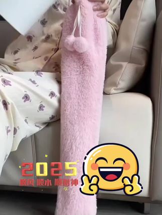 这个暖水袋也太可爱了吧!粉粉的毛绒外套,摸起来超舒服~寒冷冬天必备取暖神器!❄️❤️ #暖水袋 #冬季保暖好物