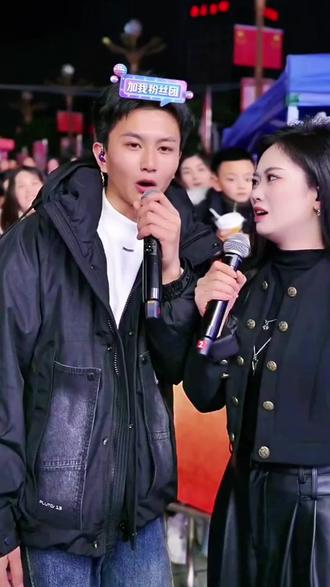 阿朱和苏潇潇对唱山歌《你要讨我要想好》#演唱现场 #山歌热门推送 #上热搜#上热门#快来围观@阿朱💋(金朱传媒)228 @苏潇潇 — 2月5号年货节