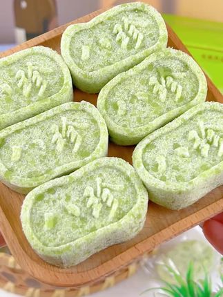 这个艾草桑叶八珍糕,还添加了茯苓等8种草本食材制作而成#桑叶八珍糕