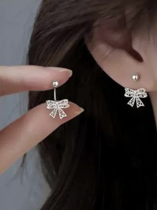 #耳饰搭配 一眼心动的镂空蝴蝶结耳钉 灵动优雅 温柔甜美#耳钉 #耳钉控 #蝴蝶结耳钉 #时尚饰品@巨量千川