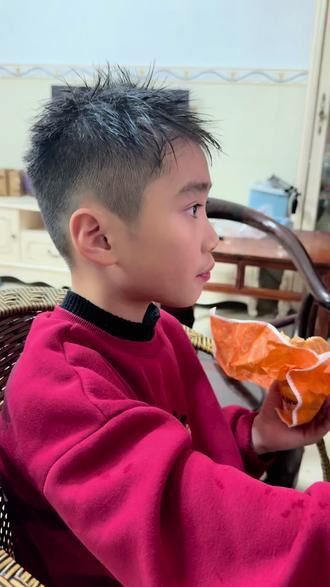 #亲妈滤镜 当我儿子剪了一个前刺发型,亲妈都觉得帅。