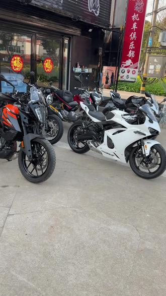 到6台 两台定出#春风250sr#ktm390adv #凯越450rr #裂行125