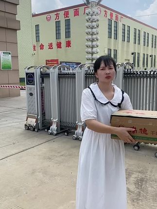 捏一捏 晃一晃 酥酥脆脆 麻辣鲜香,老北京干脆面很多8090后都吃过吧,焦香酥脆还是小时候那个味!#老北京方便面 #好吃到停不下来 #南德方便面 #妈呀太香了 #童年记忆小零食