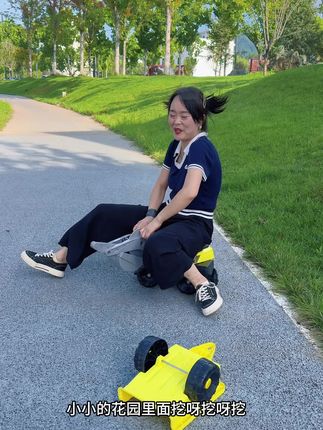 孩子们都喜欢能挖沙挖土的#儿童挖掘机 大尺寸带个后翻斗#挖掘机 灯光音乐儿歌有360度转圈圈#童车 #挖掘机玩具#儿童玩具
