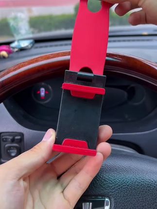 开车的时候是不是总想看导航,又怕手忙脚乱?快试试这个车载手机支架吧!它可以固定在遮阳板上,让你轻松查看路线,还可以放在方向盘前面,操作更方便,而且用完后还能随时拆掉哦!