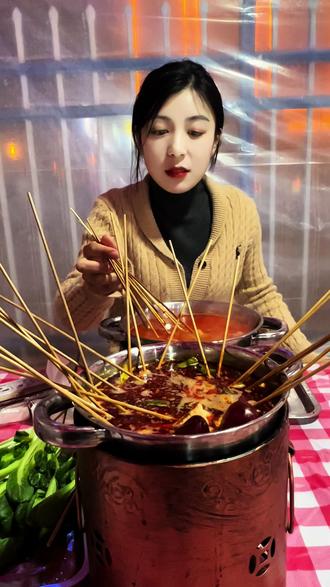 “茉莉茶香串串火锅”的核心是它的锅底。它把浓郁的牛油辣汤和清新的茉莉花/茶味结合在一起,口感麻辣又带着花香,吃起来不容易腻。氛围很热闹,价格也很实惠。#茉莉茶香串串 #商河宾馆 #商河住宿 #商河酒店 #商河夜生活