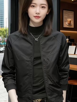 韩系痞帅与商务格调的潮流碰撞,罗蒙春秋夹克以韩版痞帅设计打破沉闷,为都市型男重塑休闲与商务的时尚边界。 采用高品质面料打造,兼具挺括质感与舒适亲肤性,春秋季单穿利落有型,内搭叠穿更显层次。经典飞行夹克版型融合韩系痞帅剪裁,棒球领设计复古又时髦,轻松穿出“行走的衣架子”既视感。 无论是日常通勤的商务场合,还是周末出街的休闲时刻,它都能完美适配。手插口袋的随性、搭配牛仔裤的潮酷、衬以衬衫的干练……多种风格切换自如,让你在潮流与格调之间,成为人群中一眼瞩目的焦点。#男士穿搭 #休闲百搭 #夹克外套 #春秋穿搭 #时尚男装
