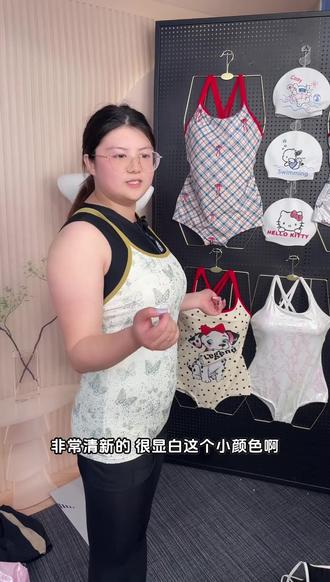 游泳馆穿这泳衣,竞速好看还合身谁不爱啊! 清新蝴蝶搭配烫金设计,专业竞速款平角版型,游泳穿舒适又好看。