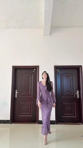 到底配裸色高跟鞋还是黑色呀#鱼尾裙 #连衣裙 #高跟鞋 #穿搭技巧