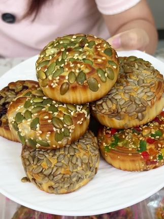 这个馅料也太实在了吧 不管是自己吃还是过节送礼都挺好#果仁月饼 #软糯香甜 #太好吃了 #送礼佳品