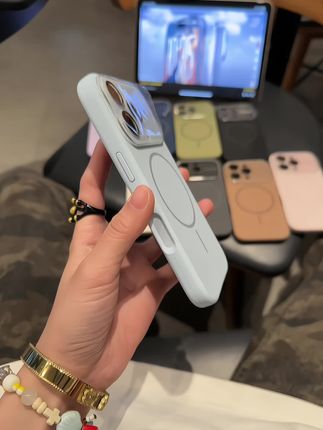 带上秒变17,自带镜头膜的肤感磨砂质感手机壳~软糯糯的手感超棒,淡淡细纹磁吸圈还给整个壳贴加高级感!#爱了爱了 #这个手机壳真的长在我心巴上了 #高级感 #手机壳 #好物推荐🔥