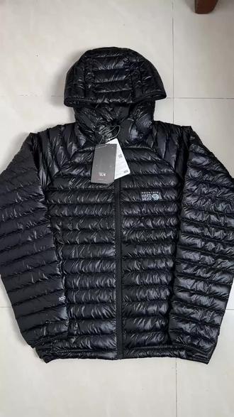 520💰 山浩螺母Ghost Whisperer UL鬼语者1000蓬羽绒服
黑色 藏青色 /尺码 S - XL
畅销多年的经典排骨羽绒Ghost Whisperer推出新款UL超轻版,将填充羽绒从原来的800蓬升级为1000蓬,加上山浩的超轻表布技术和羽绒填充技术,成为当前技术含量zui高的户外羽绒服!!
表布是5Dx7D的超薄超轻面料,目的是尽可能提高衣服整体的暖重比,防撕裂结构保证面料的强度和耐刮性!!填充1000蓬羽绒是来自欧洲的ding级灰鹅绒,实测1015蓬,绒含量实测达到96.7%!!带有Allied溯源标签,遗憾的是必须翻墙才能正常打开溯源网页,下附溯源截图!!
两个隐藏式插手拉链口袋,左右口袋都可以用作自收纳口袋,口袋拉链没有设置内外双面拉链头,可使用挂绳辅助闭合!!