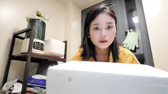 “抱脸虫”琵琶虾的刺身与清蒸 琵琶虾试吃,长得跟抱脸虫似的,刺身吃起来脆脆弹弹,不甜不糯。蒸熟以后就很普通啦,显得价格虚高。#刺身 #琵琶虾 #粗粮 与#细糠