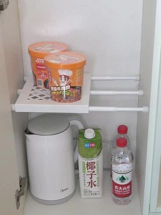 厨房小东西总是越用越多,试试这个【免打孔隔板伸缩杆】 厨房小东西总是越用越多,瓶瓶罐罐没地放?试试这个【免打孔隔板伸缩杆】!安装在厨房柜子中,不用工具、不打孔,免钉免粘,不伤柜子表面,它的长度可伸缩,可以根据柜子宽度调节,租房也能装,搬家直接拆走再装~真的是厨房收纳的好帮手!#免打孔隔层 #伸缩杆 #橱柜收纳 #倍哥棒 #柜子空间利用