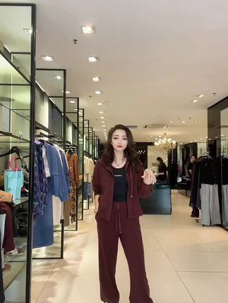 #穿搭 时尚圈里被称为 古驰红,沉稳又深邃#显瘦穿搭