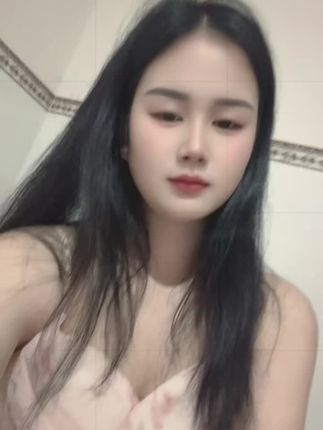 别人的嘴 自己的路 你在别人的嘴里有多少个版本 什么样的话去诋毁你 更无法阻止那些不切实际的闲话 你能做的就是置之不理 没必要去解释什么 懂你的人永远相信你 要真心对待每个人 可是我的经历告诉我 真的不是每个人 都值得真心对待#经历告诉我原来真的有人毁你天真推着你成长