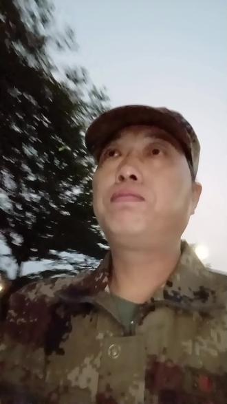 随波逐流才是人生常态…
可有些事它不能随波逐流!
比如说单位发工资私自更改日期,别人上班等钱看病呢,白纸黑字的劳务合同上面写的清清楚楚,怎么可以随便更改,所以说这就是打工人的无奈。
最近都看平台新闻了吧,深圳易力声科技有限公司,全体员工罢工,为啥呢?就是拖欠工人工资。
出门在外都不容易,如果做人做事能够换位思考的话就不会出现这些画面。
社会有些人可以称的上人面兽心。
不是员工喜欢跳槽,是因为很多事情无法适应,也是天天开会,TMD像神经病一样。
每周二开大会,一开就是半个小时,人类是个动态动物,死死的一个姿势站在那里啥意思。
事事不顺心,都在演绎过度中。
好不容易来到这家公司,工资低就算了,累也是真的,公司老板还喜欢一天到晚在车间里面盯着看着你干活。
有这个必要吗,成年人的世界里除了上班干活还能干啥。
无非就是干活累了跑到厕所抽根烟而已。
有个车间驻马店老乡,问我干活累不累,我告诉他,累这个字真不值得一提,最关键累还赚不到钱。
一个大男人你说说,一天上十几个小时,连200大洋都没有,有啥意思。
新会中集集团,油漆工一天360之420元一天。
有冲动之想法,可电车电池不行,还没有跑到又折回来了。
问题是天黑了吃饭可以解决,住哪里睡哪里?
这就是时时刻刻要求关注的话题。
我们时常都在分析关注人生的价值观…
同样是上班,别人上班10个小时可以拿到360元,虽然说上班辛苦,但是下班休息时间多。
而自己也是在上班,上了十几个小时,才198大洋。
日你奶奶里,这就是活折磨人的话题。
所以说养好身体才能打胜仗。
中集集团是做什么产品的?
集装箱研发,日常生活中走在马路上都能看得到,到处都是车厢。
游轮货轮都有集装箱。
码头港口最常见。
手里没有存款就别念叨着找媳妇了,想尽办法找钱。
想到这里呀…我那离婚败家娘们我一肚子窝囊气。
别人赚钱辛辛苦苦,日她妈她拿这我的彩礼钱跑路了,狗日里,真不是东西。
日尼玛几辈子遇不到这种人。
所以说,我经历的每个事情,都几乎刻苦铭心。
换位思考你试试。