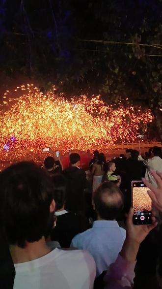 官硕桥头西面《打铁花》#人山人海太热闹了感受一下音乐节现场感染力 #记录庙会的热闹场景