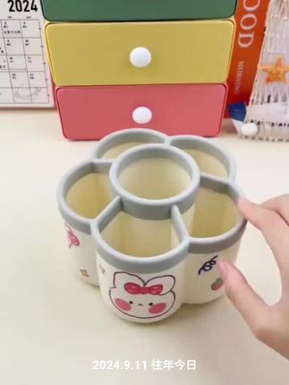 每个孩子的书桌都应该有这样一个可旋转的笔筒,分格设计,各种笔和各种文具都可以放进去,整整齐齐,找起来也方便。#笔筒#旋转笔筒#学习用品#好物推荐🔥 #抖音推荐好物