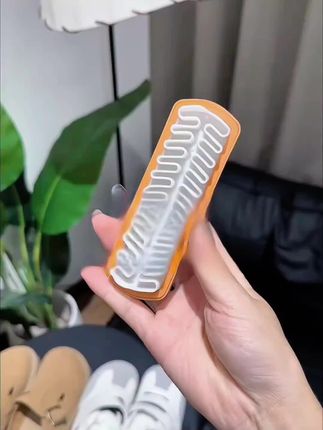 换季穿勃肯鞋、德训鞋的快乐谁懂啊! 但这种翻毛皮的鞋子,靴子,脏了真的很头疼。 我最近挖到宝了,就是这个麂皮绒鞋刷!哪里脏了刷几下就搞定,简直不要太方...#好物种草 #我捡到宝了 #鞋刷 #种草 #刷到的朋友开心快乐每一天