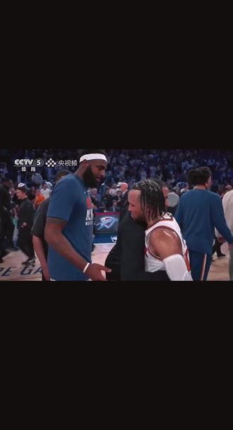 终场哨响的那一刻,球员通道中,三个落寞的背影,没有回头,也没有拥抱,只有历经千帆的遗憾跟正值巅峰的不甘和少年成长的代价
#nba季后赛 #东决 #哈登 #米切尔