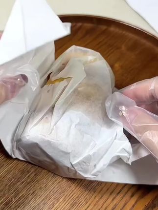 终于吃到这种心心念念的老式黑豆沙月饼,松软的外皮包裹着细腻醇香的黑豆沙一口咬下去甜而不腻,真的一口回到小时候#黑豆沙月饼 #月饼 #软糯香甜 #童年味道 #老式月饼
