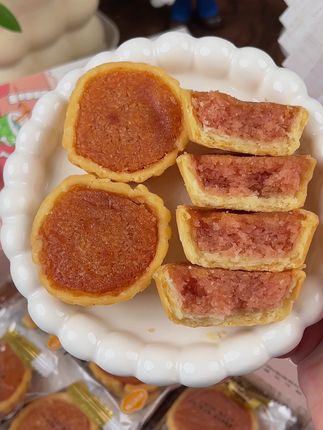 草莓口味的椰子饼简直一口惊艳,让原本就很好吃的椰子饼多了一丝清爽感#佰翔空厨椰子饼 #椰子饼 #糕点美食#十五的月亮石榴圆 #中秋礼盒
