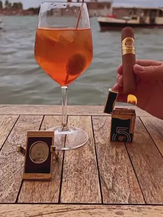 从精心剪开茄帽,到用长柄火柴均匀预热,再到第一口轻柔的吸入——每一步都不能心急。它教你耐心,教你尊重过程