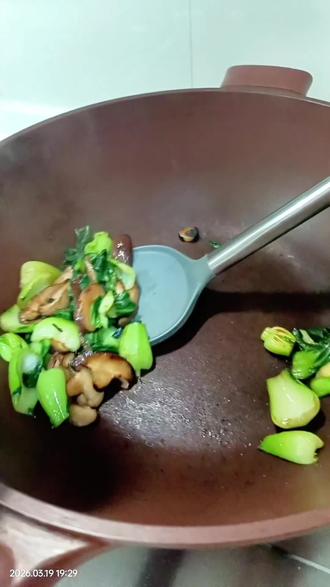 #美食教程 #家常菜 #美食分享 #我的厨房日记 #美食分享
今天分享一道春季时令蔬菜——矮脚黄炒香菇!我虽然是第一次炒这个菜,但是味道非常的鲜美,非常容易成功!
好多宝子问我矮脚黄是什么?其实它就是咱们江浙沪超常见的矮脚青菜,株型矮壮、菜梗短粗肥厚,比上海青、鸡毛菜更耐炒,吃起来特别清甜脆爽!
咱们先把矮脚黄洗干净,菜梗和菜叶分开切,香菇去蒂切厚片,再切一个蒜瓣。
热锅倒油,小火将蒜瓣煎香。下香菇,中小火慢慢煎到边缘焦香!接着倒菜梗先炒10秒,再放菜叶,大火快炒到变软。
矮脚黄富含维生素和膳食纤维,香菇有多糖和矿物质,作为晚餐低脂又清淡,特别适合肠胃要清淡饮食的朋友、老人小孩,还有想控体重的小伙伴,营养且健康!
少加一点水,焖一分钟,这一步是关键,得把香菇的鲜味儿完全逼出来!
出锅前加少许盐,香菇本身已经有鲜味,其他什么都不用加,翻匀就出锅!别炒太久,不然就不脆嫩啦~
你看这颜色,翠绿配棕褐,看着就清爽!吃起来脆嫩清甜,还带着香菇的醇厚鲜香,比我想象的还要好吃!